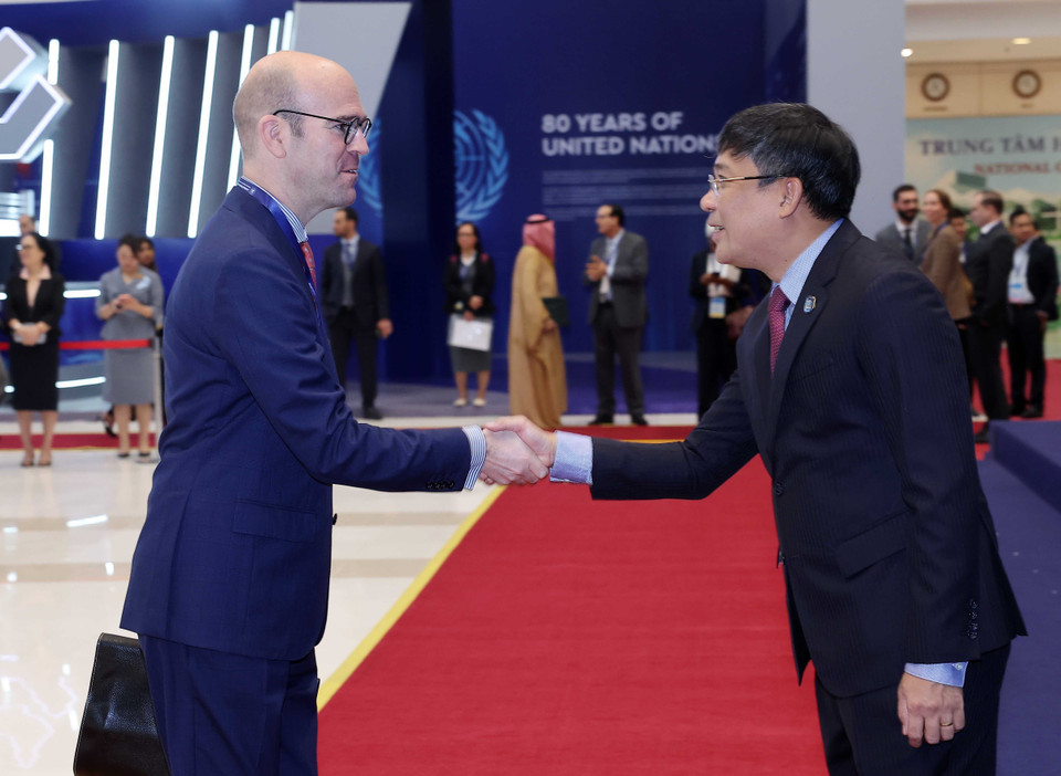Permanent Deputy Minister of Foreign Affairs Nguyen Minh Vu welcomes heads of delegations attending the United Nations Convention against Cybercrime (Hanoi Convention) signing ceremony in Hanoi. (Photo: VNA)