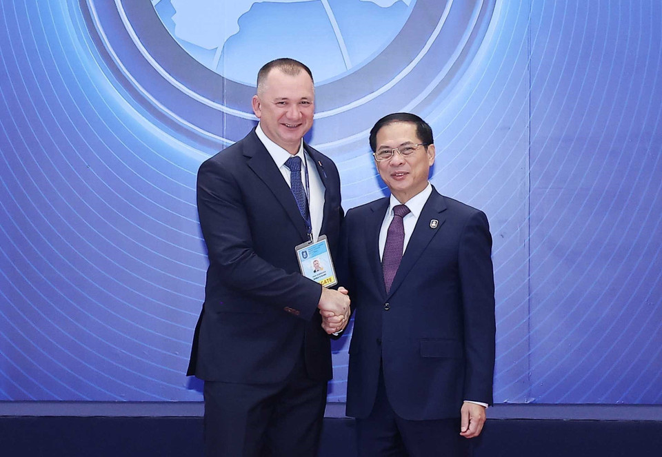 Deputy Prime Minister Bui Thanh Son welcomes heads of delegations attending the United Nations Convention against Cybercrime (Hanoi Convention) signing ceremony in Hanoi. (Photo: VNA)