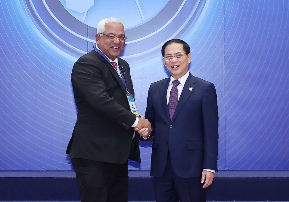 ﻿ Deputy Prime Minister Bui Thanh Son welcomes heads of delegations attending the United Nations Convention against Cybercrime (Hanoi Convention) signing ceremony in Hanoi. (Photo: VNA)