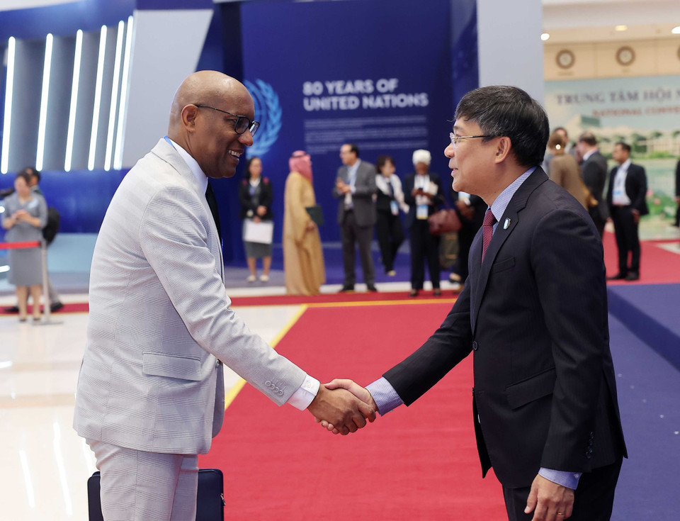 Permanent Deputy Minister of Foreign Affairs Nguyen Minh Vu welcomes heads of delegations attending the United Nations Convention against Cybercrime (Hanoi Convention) signing ceremony in Hanoi. (Photo: VNA)