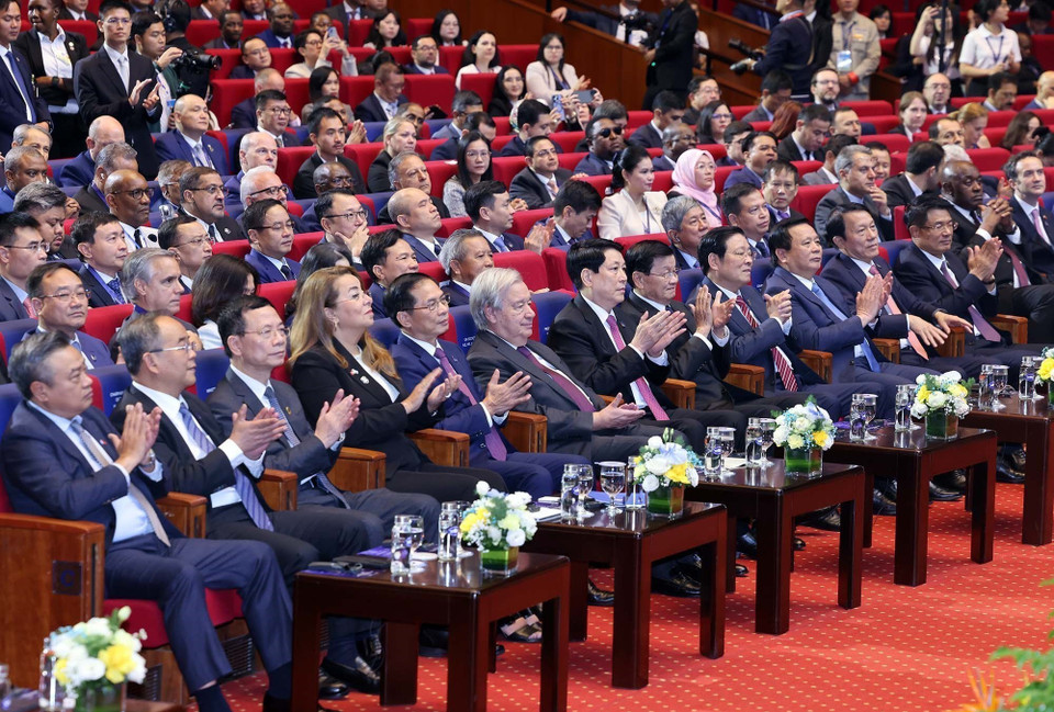 State President Luong Cuong, UN Secretary-General António Guterres, and delegates attend the Hanoi Convention signing ceremony. (Photo: VNA)