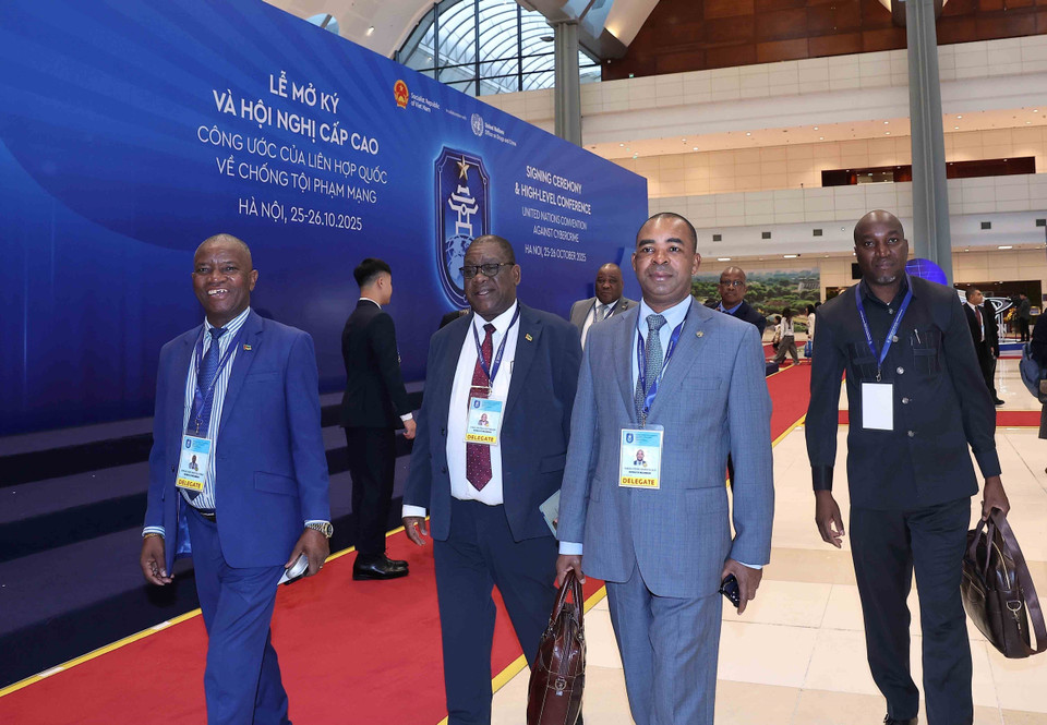 International delegates arrive at the National Convention Centre to attend the opening for signature of the Hanoi Convention, on the morning of October 25. (Photo: An Dang – VNA)