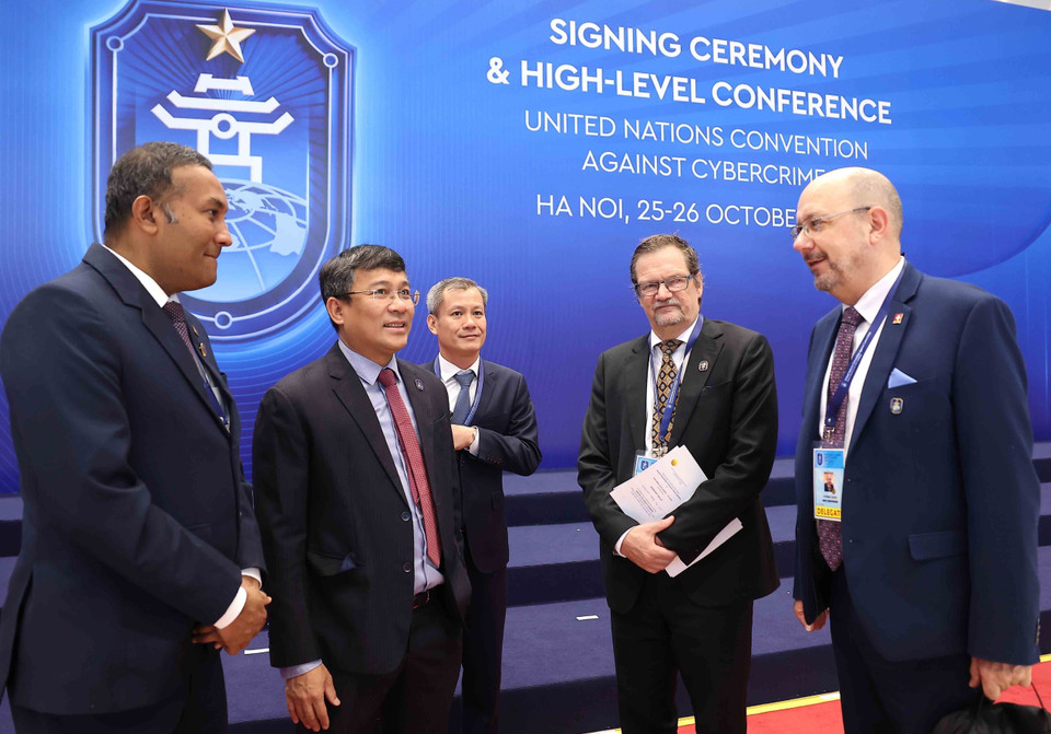 Permanent Deputy Minister of Foreign Affairs Nguyen Minh Vu with delegates attending the opening ceremony of the Hanoi Convention, October 25 morning. (Photo: An Dang – VNA)