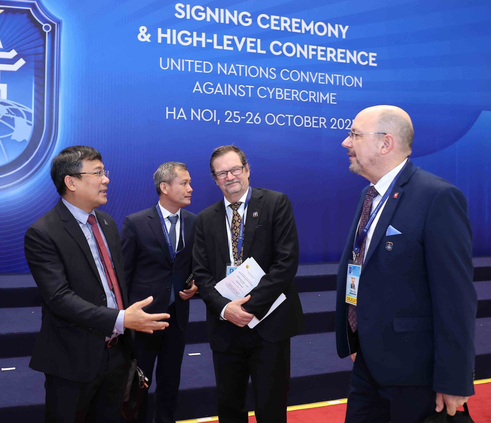 Permanent Deputy Minister of Foreign Affairs Nguyen Minh Vu with delegates attending the opening ceremony of the Hanoi Convention, October 25 morning. (Photo: An Dang – VNA)