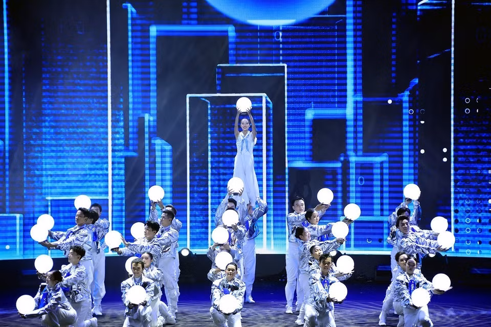 Art performance celebrating the signing ceremony of the UN Convention against Cybercrime (Hanoi Convention). (Photo: Phuong Hoa – VNA)