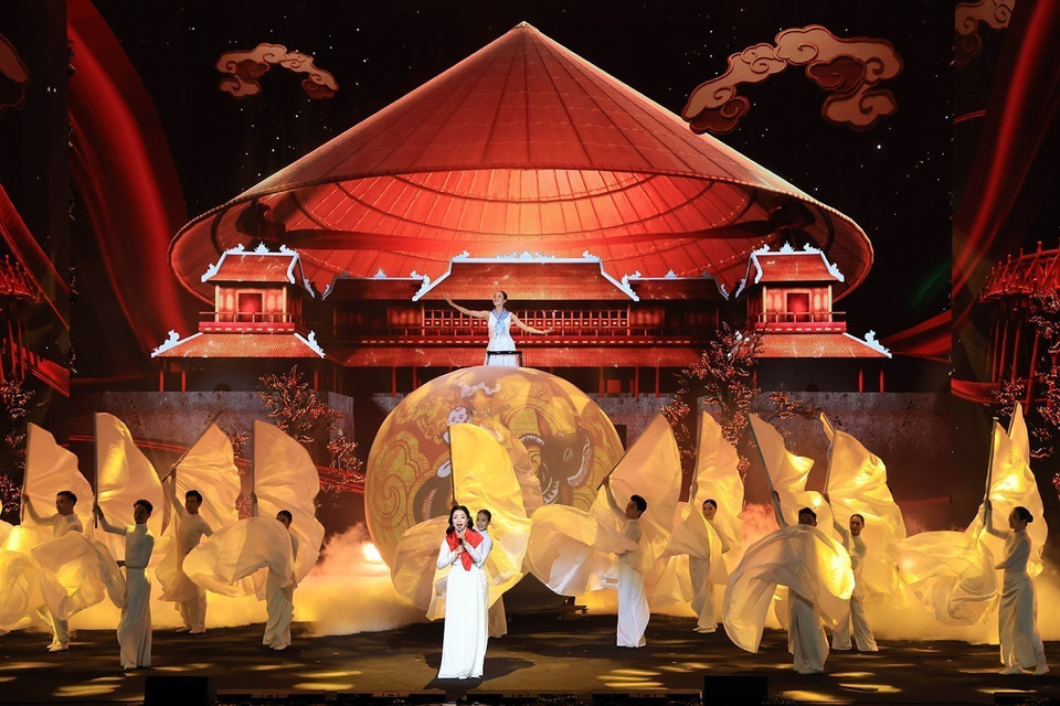 Art performance celebrating the signing ceremony of the UN Convention against Cybercrime (Hanoi Convention). (Photo: Phuong Hoa – VNA)