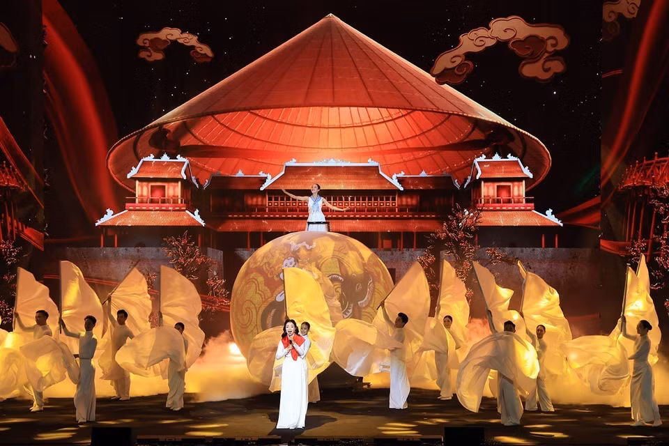 Art performance celebrating the signing ceremony of the UN Convention against Cybercrime (Hanoi Convention). (Photo: Phuong Hoa – VNA)