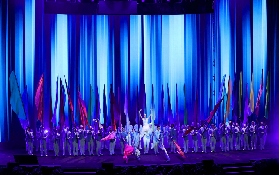 Art performance celebrating the signing ceremony of the UN Convention against Cybercrime (Hanoi Convention). (Photo: Phuong Hoa – VNA)