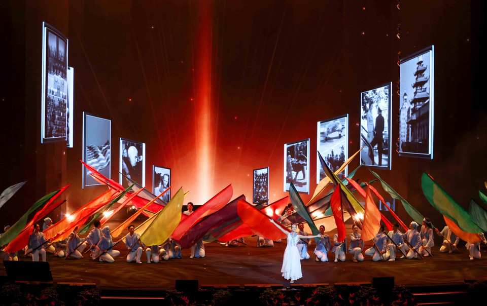 Art performance celebrating the signing ceremony of the UN Convention against Cybercrime (Hanoi Convention). (Photo: Phuong Hoa – VNA)