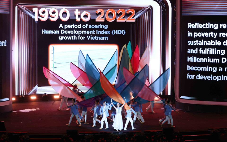 Art performance celebrating the signing ceremony of the UN Convention against Cybercrime (Hanoi Convention). (Photo: Phuong Hoa – VNA)