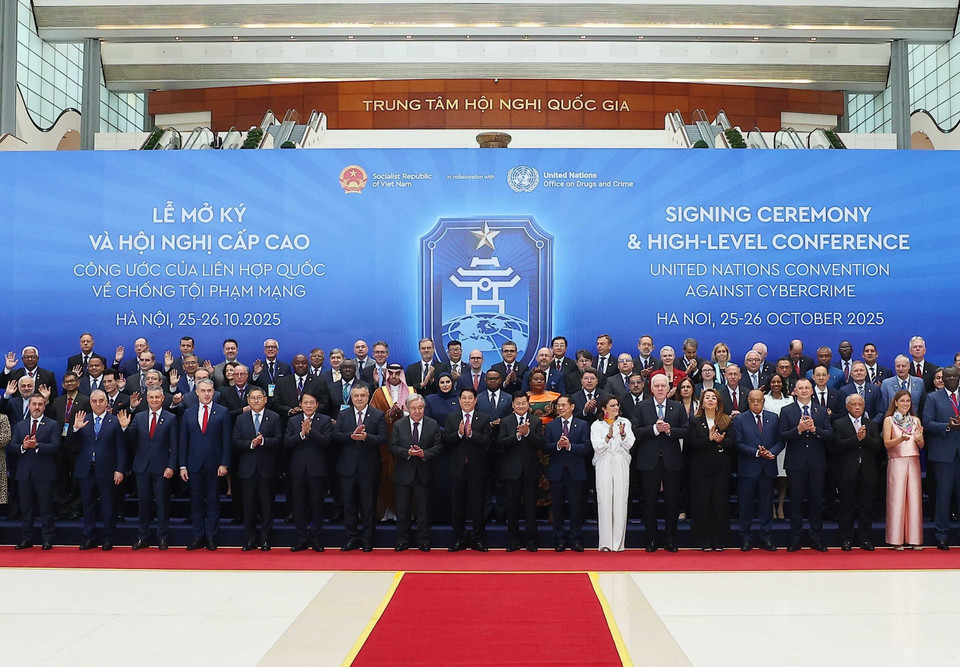 State President Luong Cuong and UN Secretary-General António Guterres pose for a group photo with heads of delegations at the Signing Ceremony of the Hanoi Convention. (Photo: VNA)