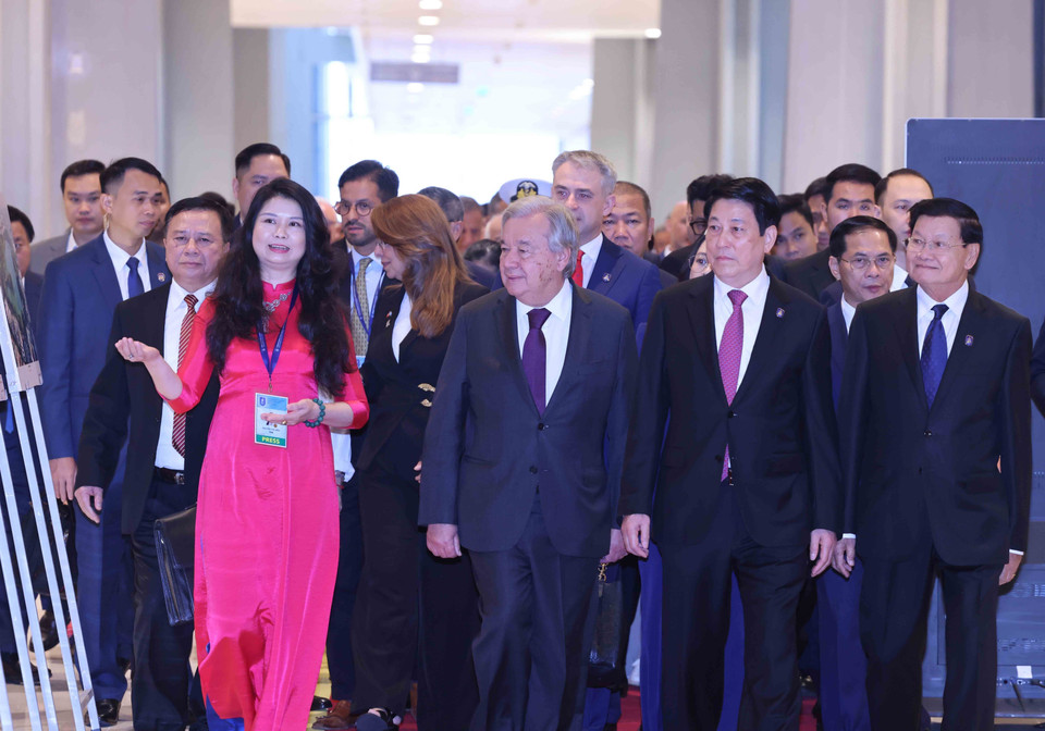 State President Luong Cuong, UN Secretary-General António Guterres, and heads of delegations view a photo exhibition by the Vietnam News Agency. (Photo: VNA)