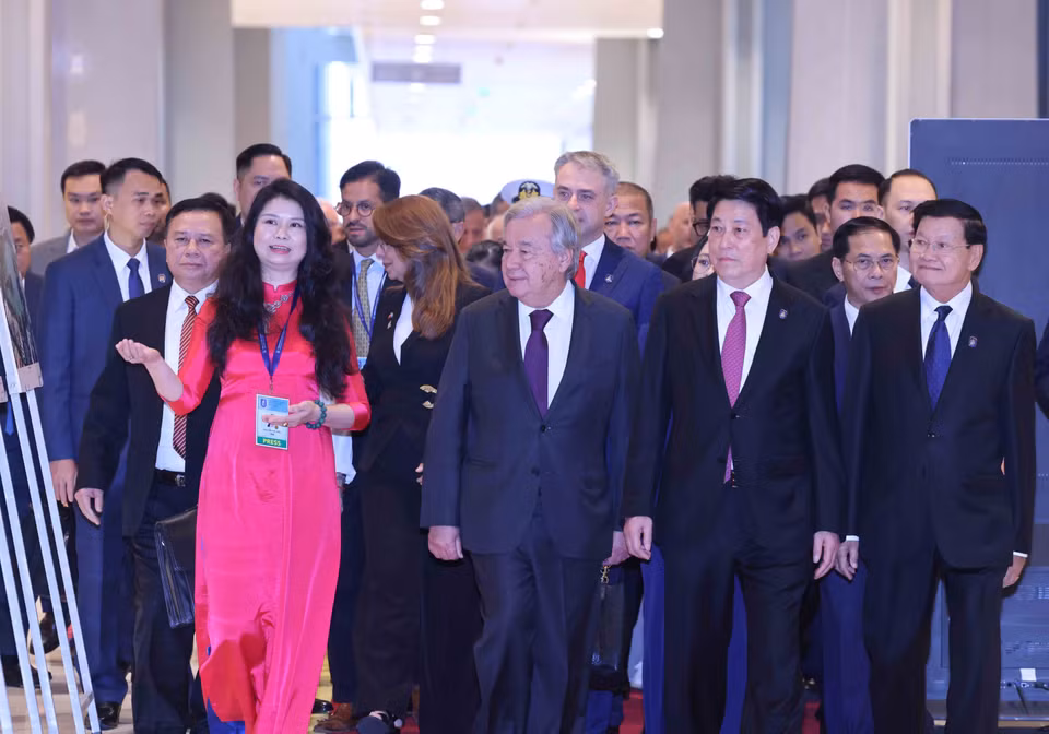 State President Luong Cuong, UN Secretary-General António Guterres, and heads of delegations view a photo exhibition by the Vietnam News Agency. (Photo: VNA)