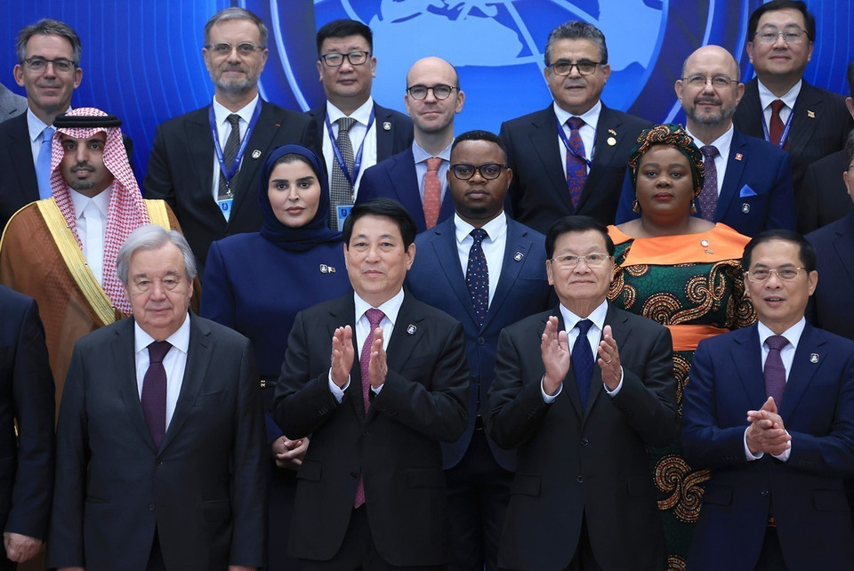 State President Luong Cuong and UN Secretary-General António Guterres pose for a group photo with heads of delegations at the signing ceremony of the Hanoi Convention. (Photo: Tuan Anh – VNA)