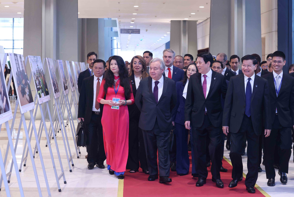 State President Luong Cuong and UN Secretary-General António Guterres, along with heads of delegations, view a photo exhibition by the Vietnam News Agency. (Photo: VNA)