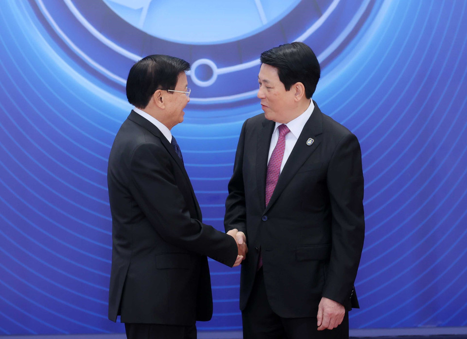 State President Luong Cuong welcomes Lao Party General Secretary and President Thongloun Sisoulith to the Signing Ceremony of the Hanoi Convention. (Photo: VNA)