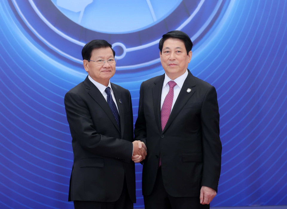 State President Luong Cuong welcomes Lao Party General Secretary and President Thongloun Sisoulith to the Signing Ceremony of the Hanoi Convention. (Photo: VNA)