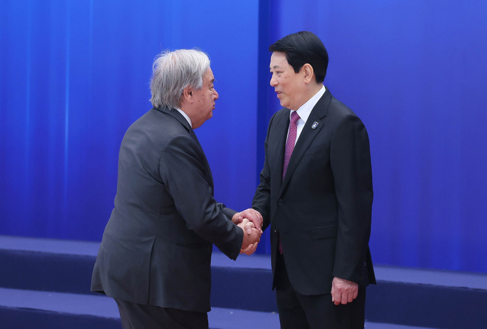 State President Luong Cuong welcomes UN Secretary-General António Guterres to the Signing Ceremony of the United Nations Convention against Cybercrime. (Photo: Pham Kien – VNA)