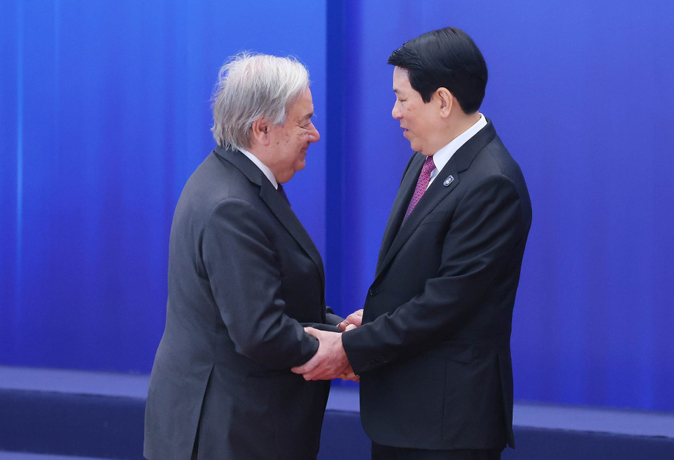 State President Luong Cuong welcomes UN Secretary-General António Guterres to the Signing Ceremony of the United Nations Convention against Cybercrime. (Photo: Pham Kien – VNA)