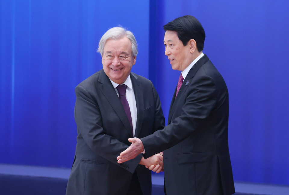 State President Luong Cuong welcomes UN Secretary-General António Guterres to the Signing Ceremony of the United Nations Convention against Cybercrime. (Photo: Pham Kien – VNA)