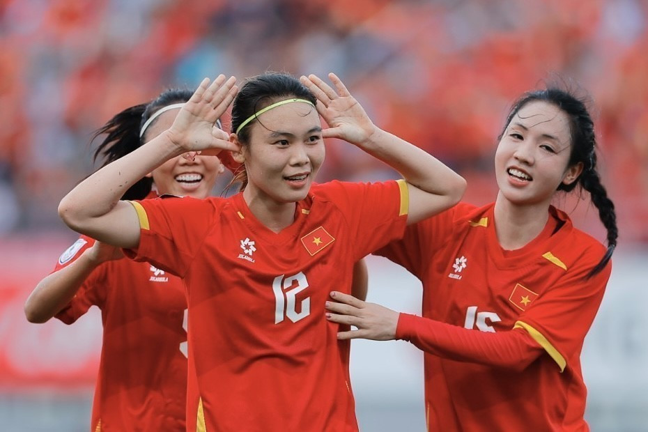 Joy for Vietnam’s players as Hai Yen scores the opening goal. (Photo: Pham Hau - VNA)