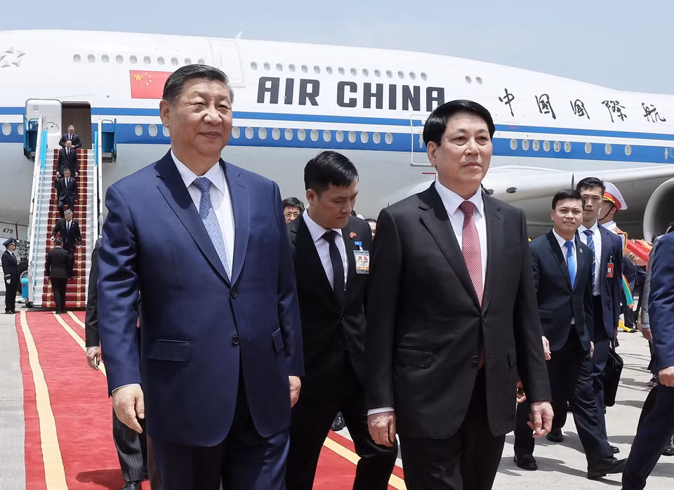 Politburo member, President of Vietnam Luong Cuong welcomes General Secretary and President of China Xi Jinping at Noi Bai International Airport. (Photo: VNA)