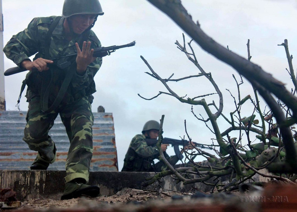 An Bang Island soldiers train for combat readiness. (Photo: VNA)