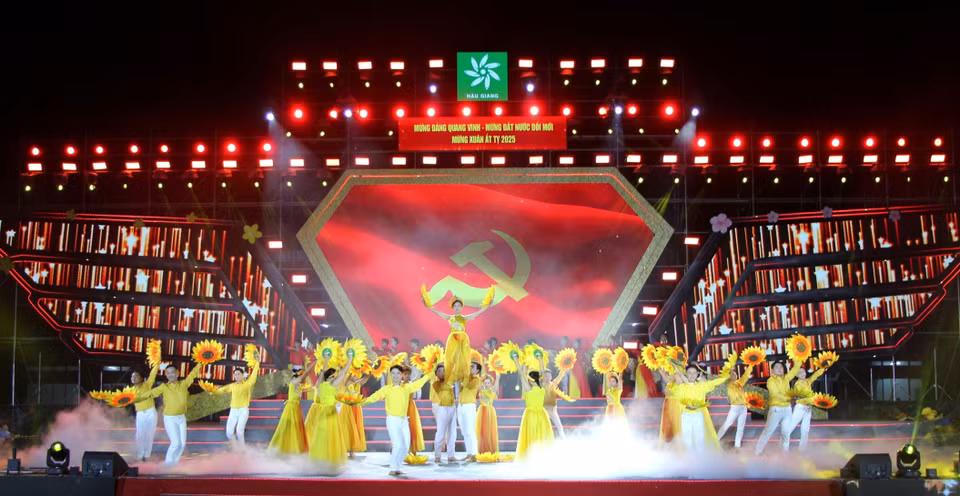Hau Giang province hosts an art programme titled "Celebrating the Glorious Party – Welcoming the Year of the Snake.” (Photo: Nguyen Hang – VNA)