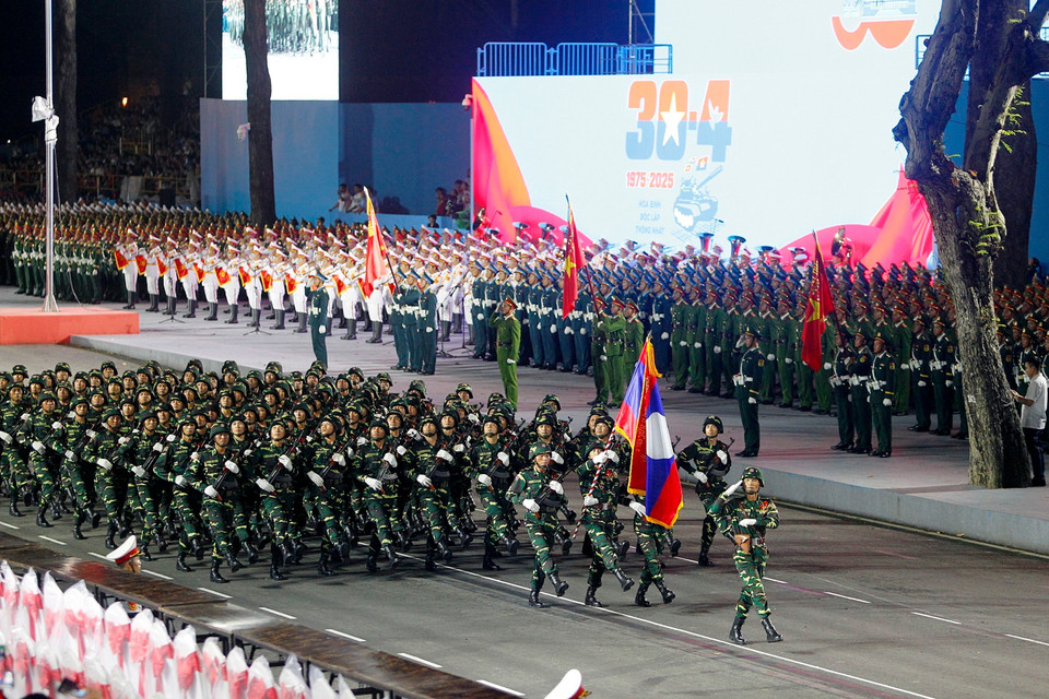 Laotian armed forces participate in the rehearsal for the 50th anniversary celebration. (Photo: Thanh Vu – VNA)