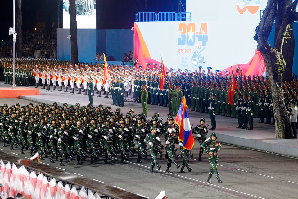 Laotian armed forces participate in the rehearsal for the 50th anniversary celebration. (Photo: Thanh Vu – VNA)