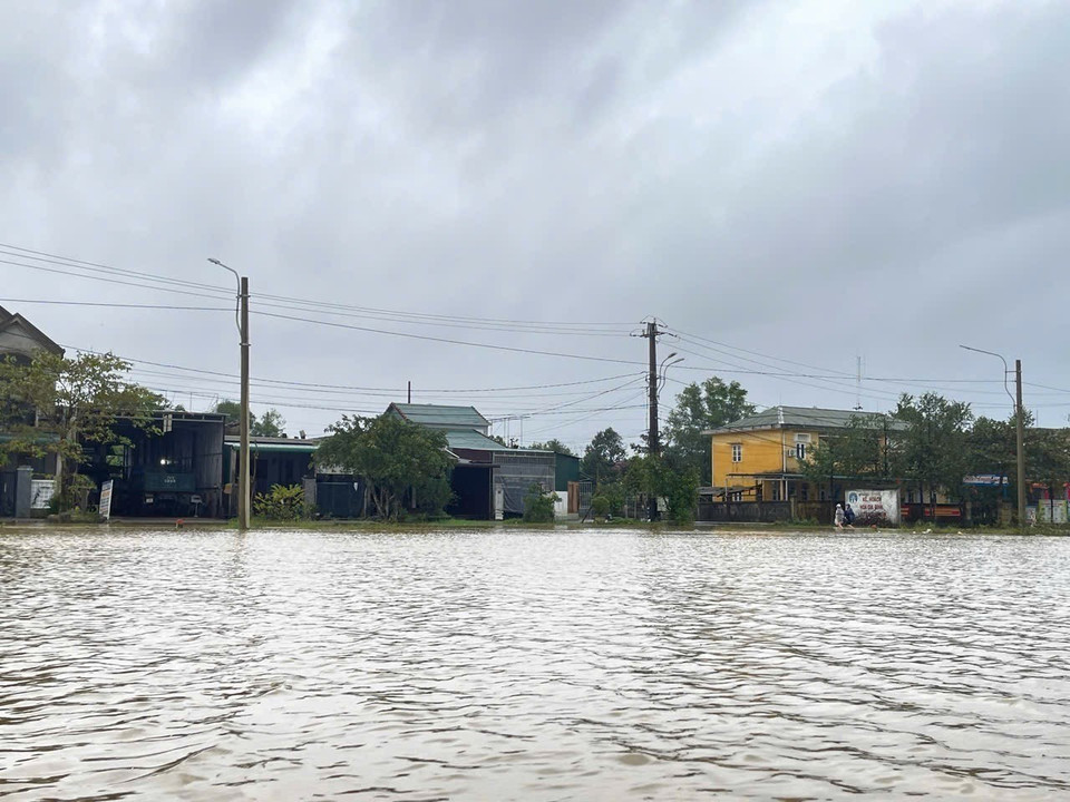Large parts of Quang Dien Commune are deeply flooded. (Photo: Mai Trang – VNA)