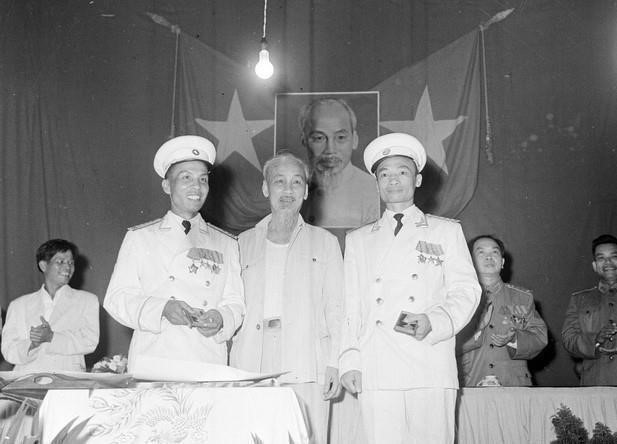 President Ho Chi Minh presents rewards to officers and soldiers of air defence and naval units for their achievements in shooting down US aircraft in the first engagements. (Photo: VNA)
