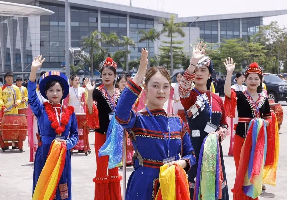 A cultural and artistic performance takes place to welcome General Secretary and President of China Xi Jinping at Noi Bai International Airport. (Photo: VNA)
