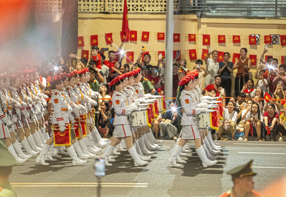 Parade and procession units move through the streets during the first full rehearsal. Photo: Pham Tuan Anh – VNA