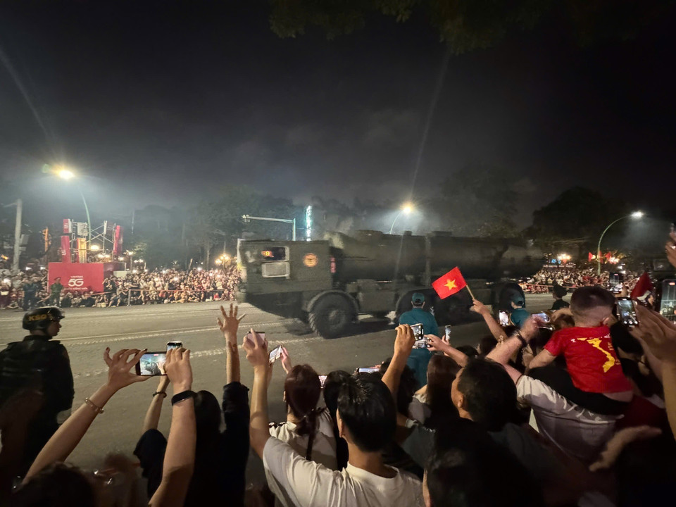 Residents excited by the appearance of military equipment units during the A80 full rehearsal. Photo: Quoc Khanh – VNA