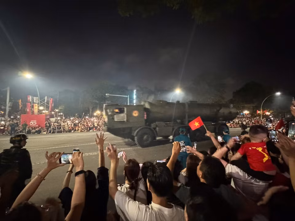 Residents excited by the appearance of military equipment units during the A80 full rehearsal. Photo: Quoc Khanh – VNA