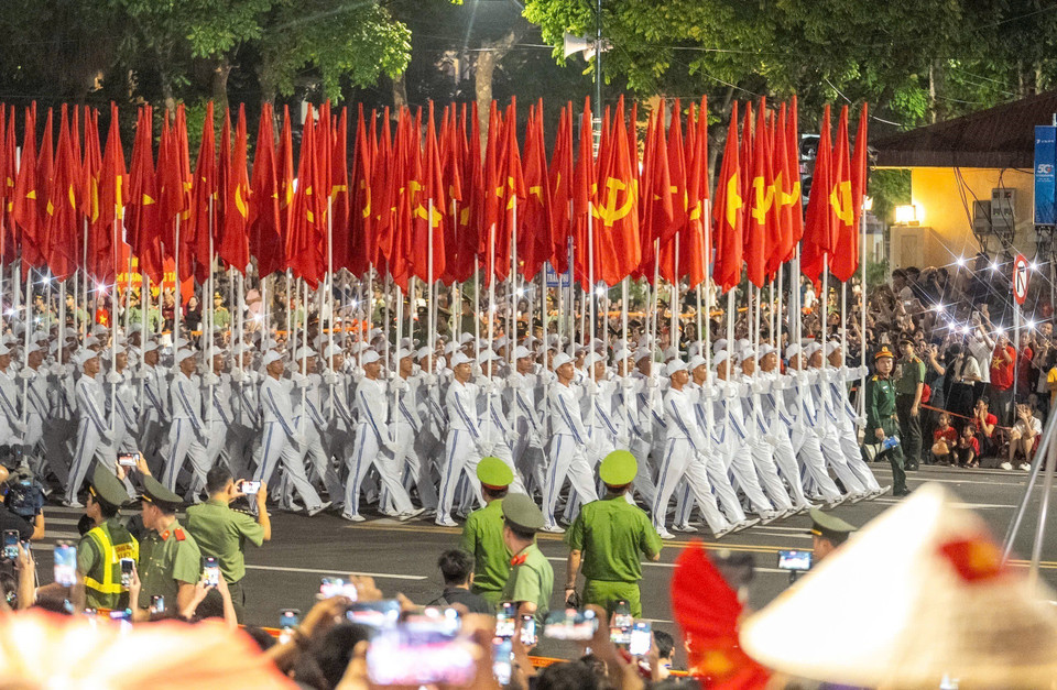 The red-flag unit moves through the streets of Hanoi. Photo: Pham Tuan Anh – VNA