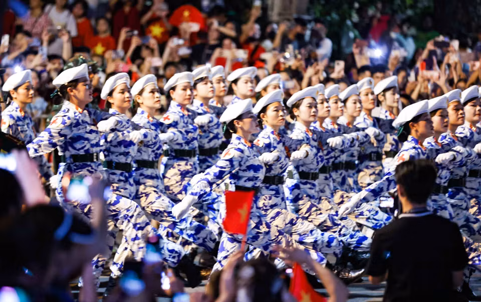 The Military Medical unit passes along Nguyen Thai Hoc Street. Photo: Thanh Tung – VNA
