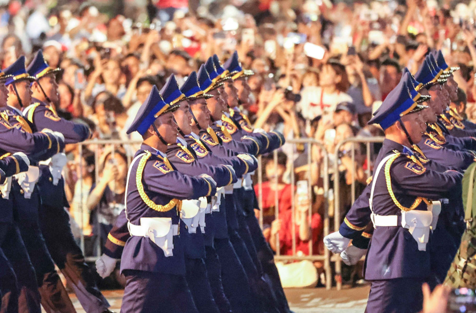 Parade and procession units pass along Nguyen Thai Hoc Street. Photo: Thanh Tung – VNA