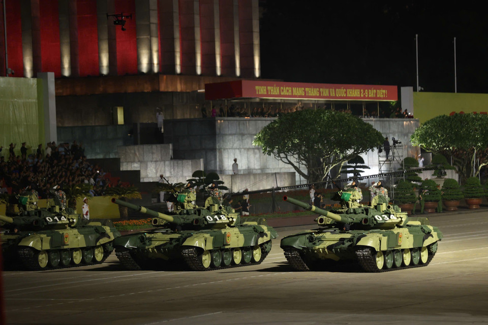 Armored forces participate in the full rehearsal. Photo: VNA