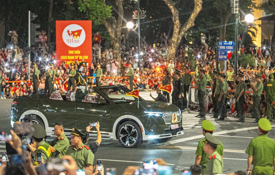 Parade and procession units move through the streets during the first full rehearsal. Photo: Pham Tuan Anh – VNA