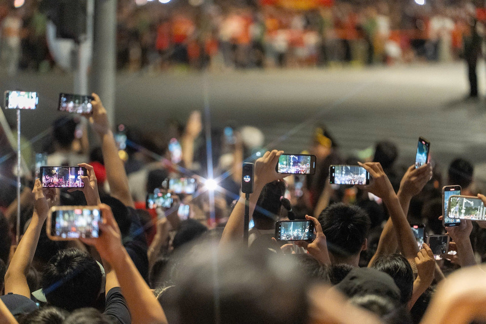 Tens of thousands of people wait to witness the parade and procession units moving through the streets of Hanoi. Photo: Pham Tuan Anh – VNA