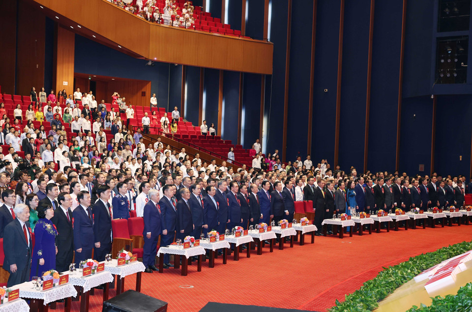 Leaders, former leaders of the Party and State, and delegates participate in the flag-raising ceremony. (Photo: VNA)