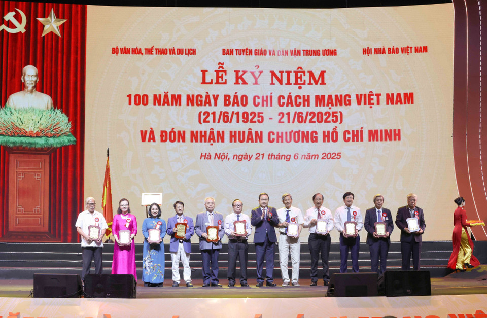 National Assembly Chairman Tran Thanh Man presents commemorative insignias to veteran journalists. (Photo: VNA)
