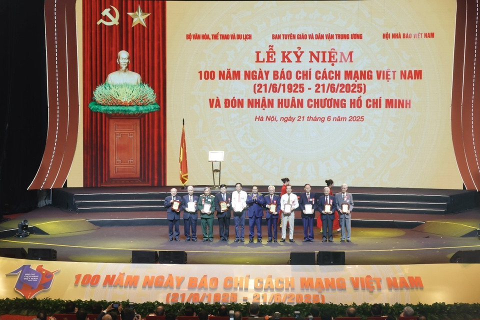 Prime Minister Pham Minh Chinh presents commemorative insignias to veteran journalists. (Photo: VNA)