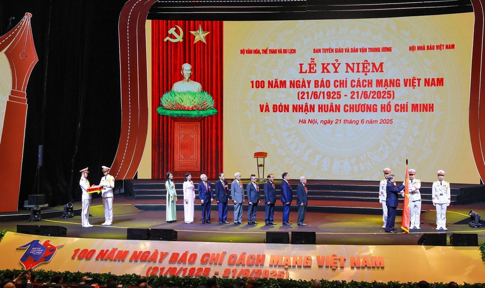 Party General Secretary To Lam pins the Ho Chi Minh Order onto the traditional flag of Vietnam’s Revolutionary Press. (Photo: VNA)