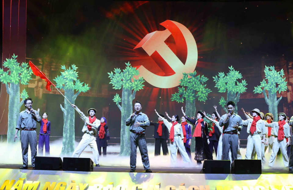 An art performance held in celebration of the anniversary ceremony. (Photo: VNA)