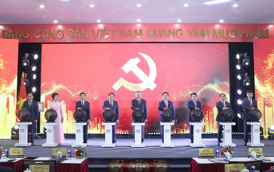 Party General Secretary To Lam and delegates press the button to the launch of the information portal for the 14th National Party Congress while attending the Vietnam News Agency's 80th founding anniversary. (Photo: VNA)