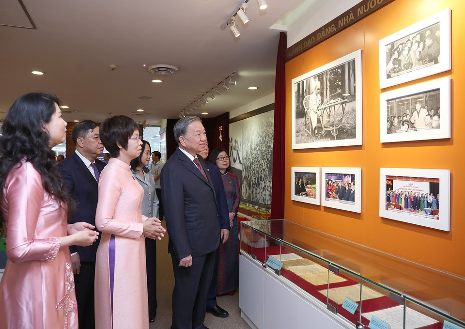 Party General Secretary To Lam vsits the traditional room of the Vietnam News Agency. Photo: VNA