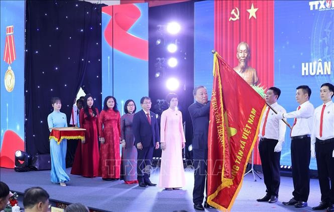 Vietnam News Agency is awarded the Ho Chi Minh Order. (Photo: VNA)
